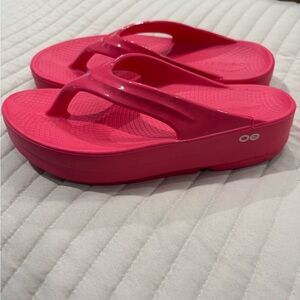 OOFOS Women's Sandals in Vibrant Pink